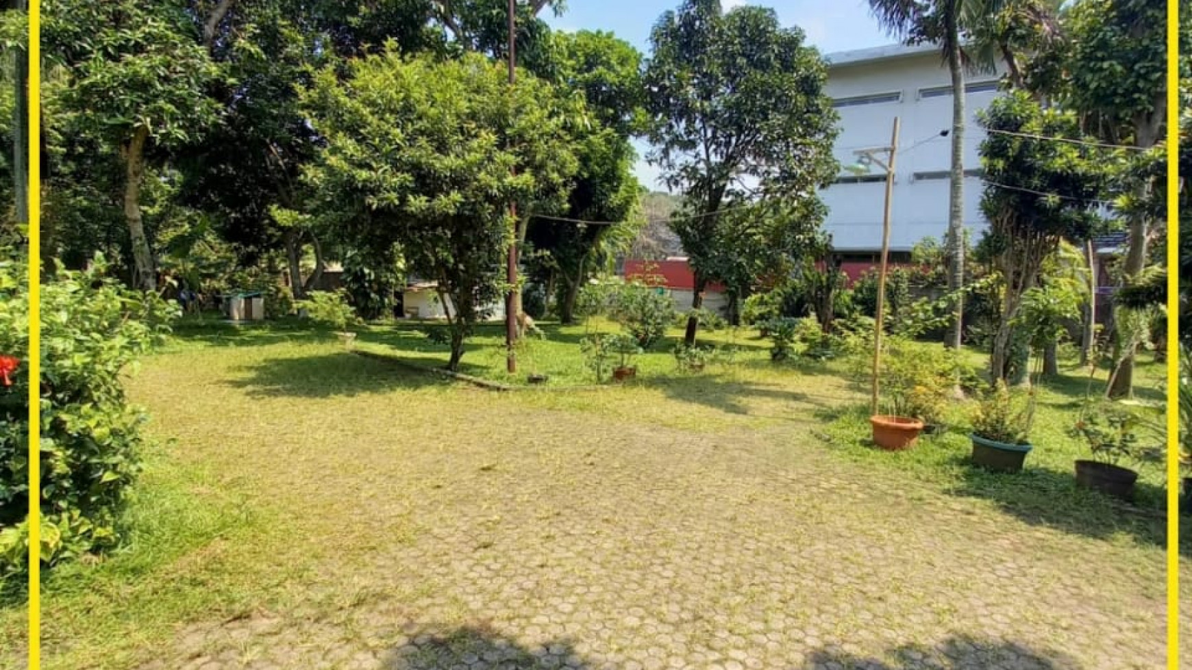 Dijual rumah dengan tanah yang luas area strategis dekat universitas ternama