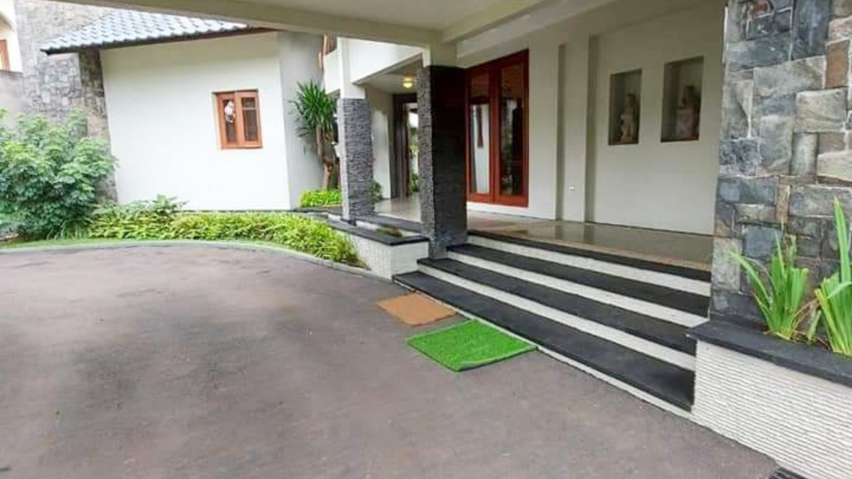 RUMAH BESAR TAMAN LUAS - JALAN LEBAR - STRATEGIS PONDOK INDAH 