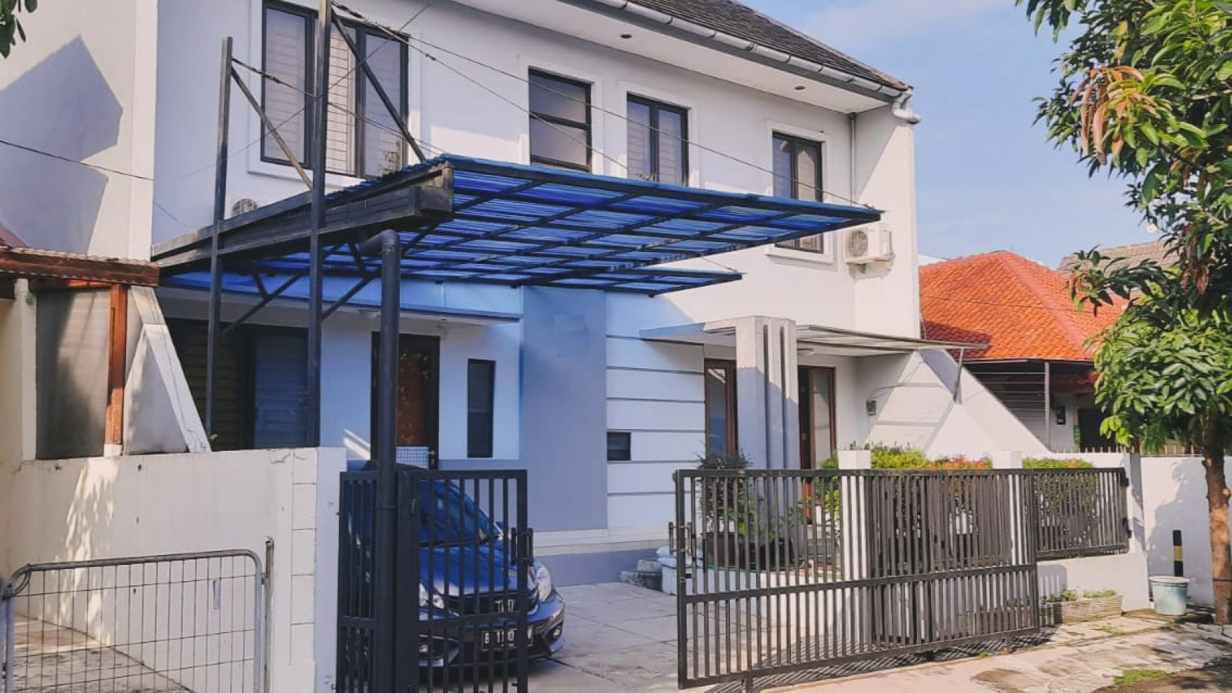 Rumah fully renovated Americans style design di Griya Loka 