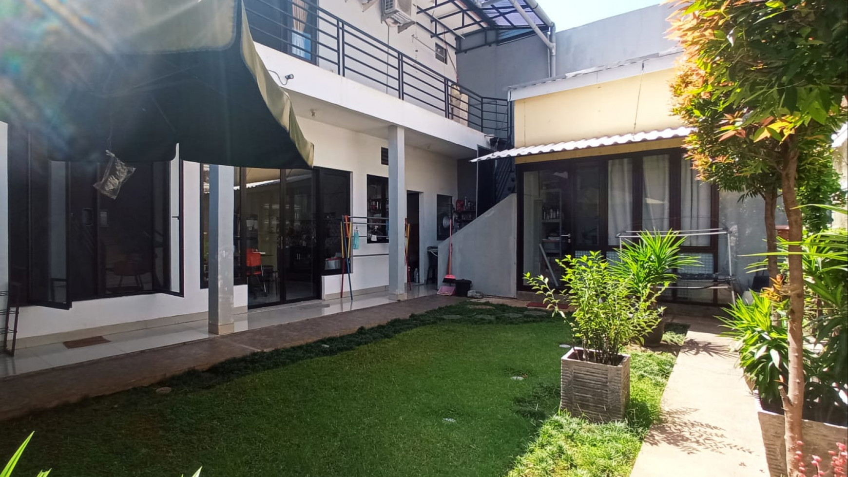 Rumah fully renovated Americans style design di Griya Loka 