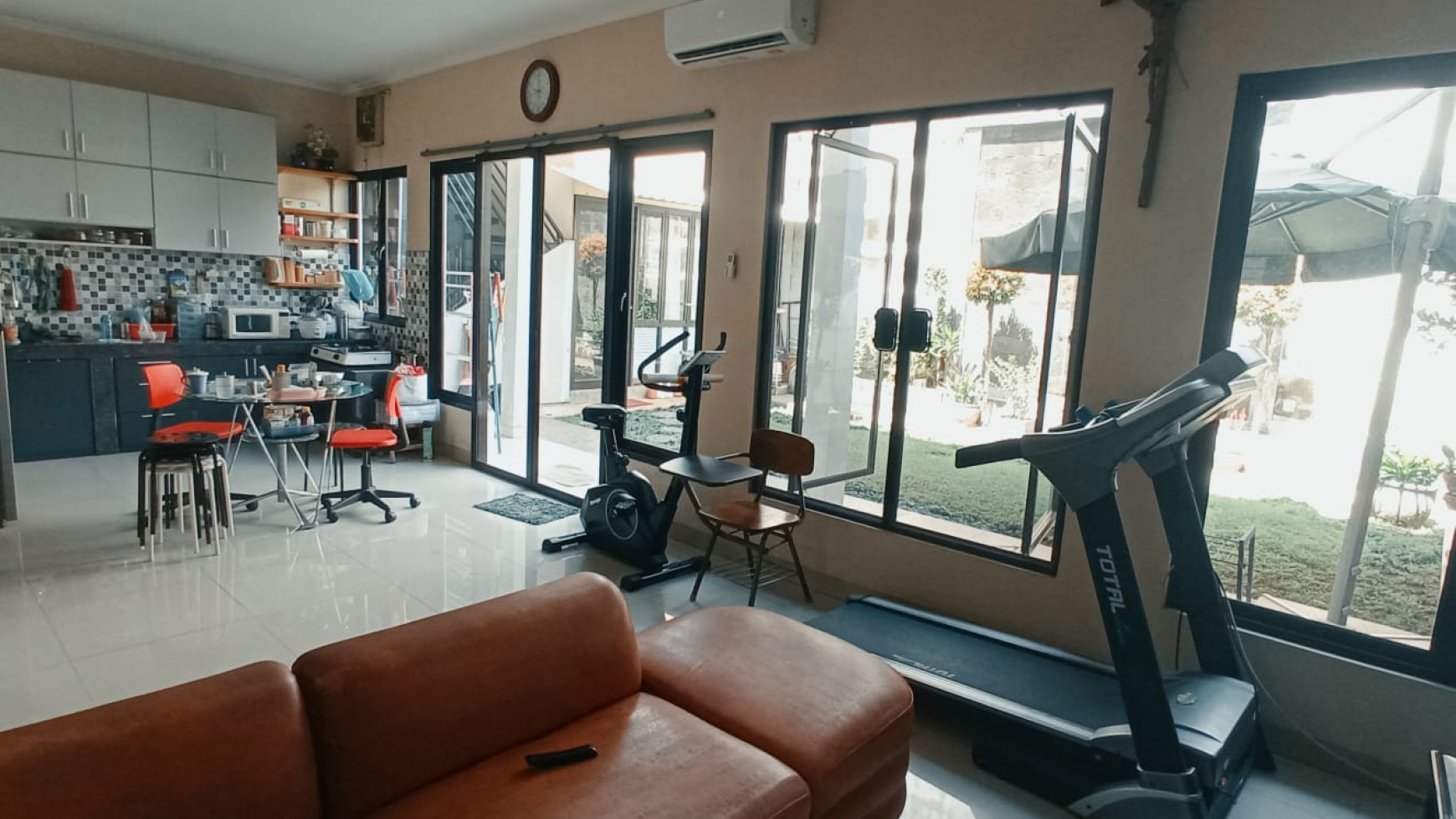 Rumah fully renovated Americans style design di Griya Loka 