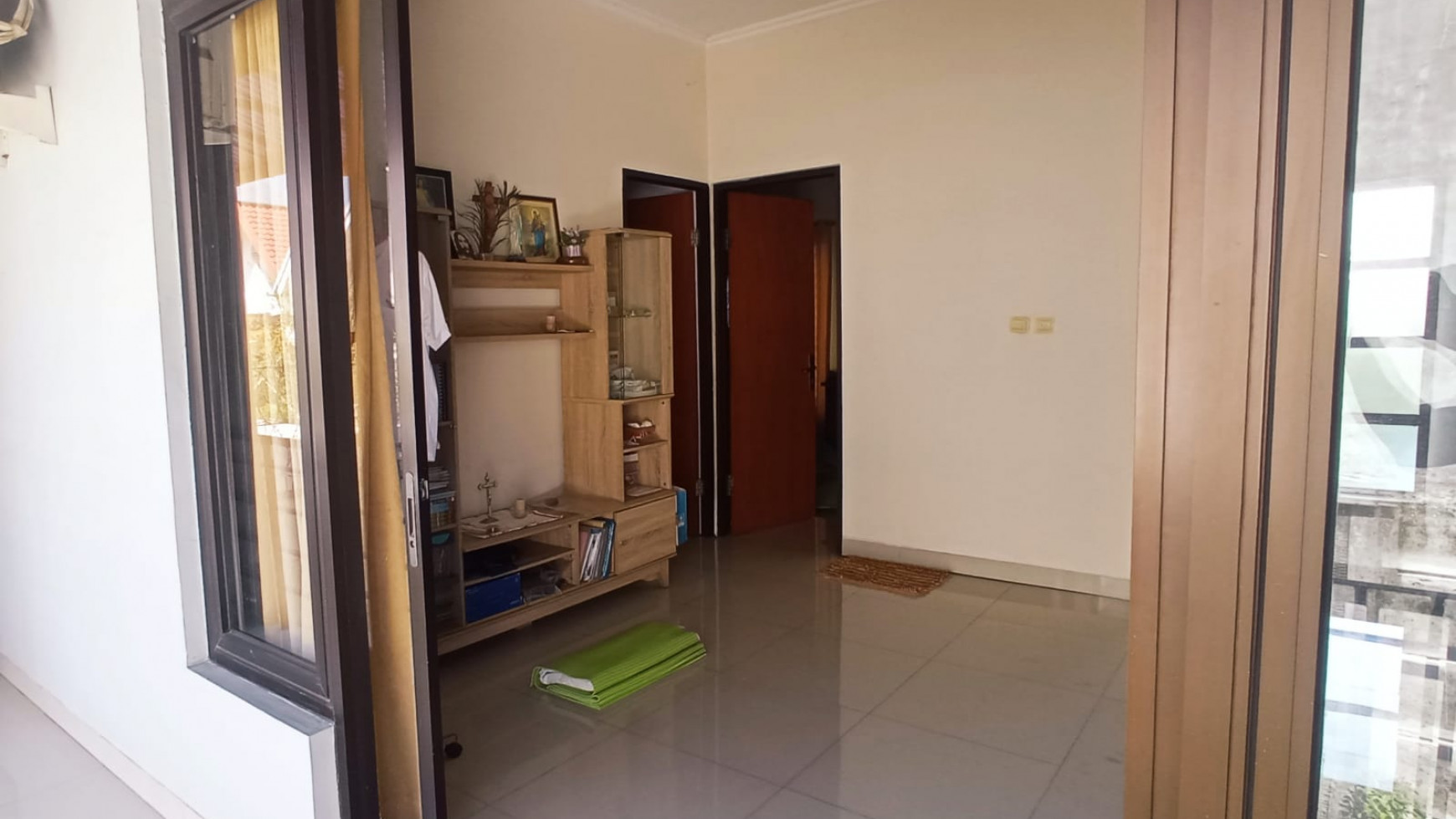 Rumah fully renovated Americans style design di Griya Loka 