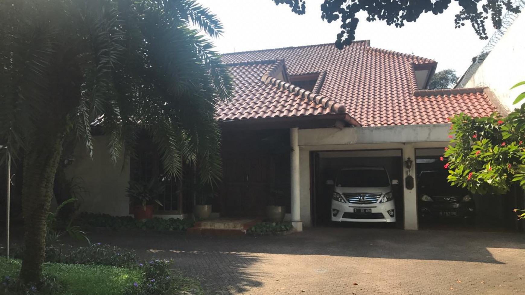 RUMAH ASRI HALAMAN LUAS-JALAN UTAMA-PONDOK INDAH 