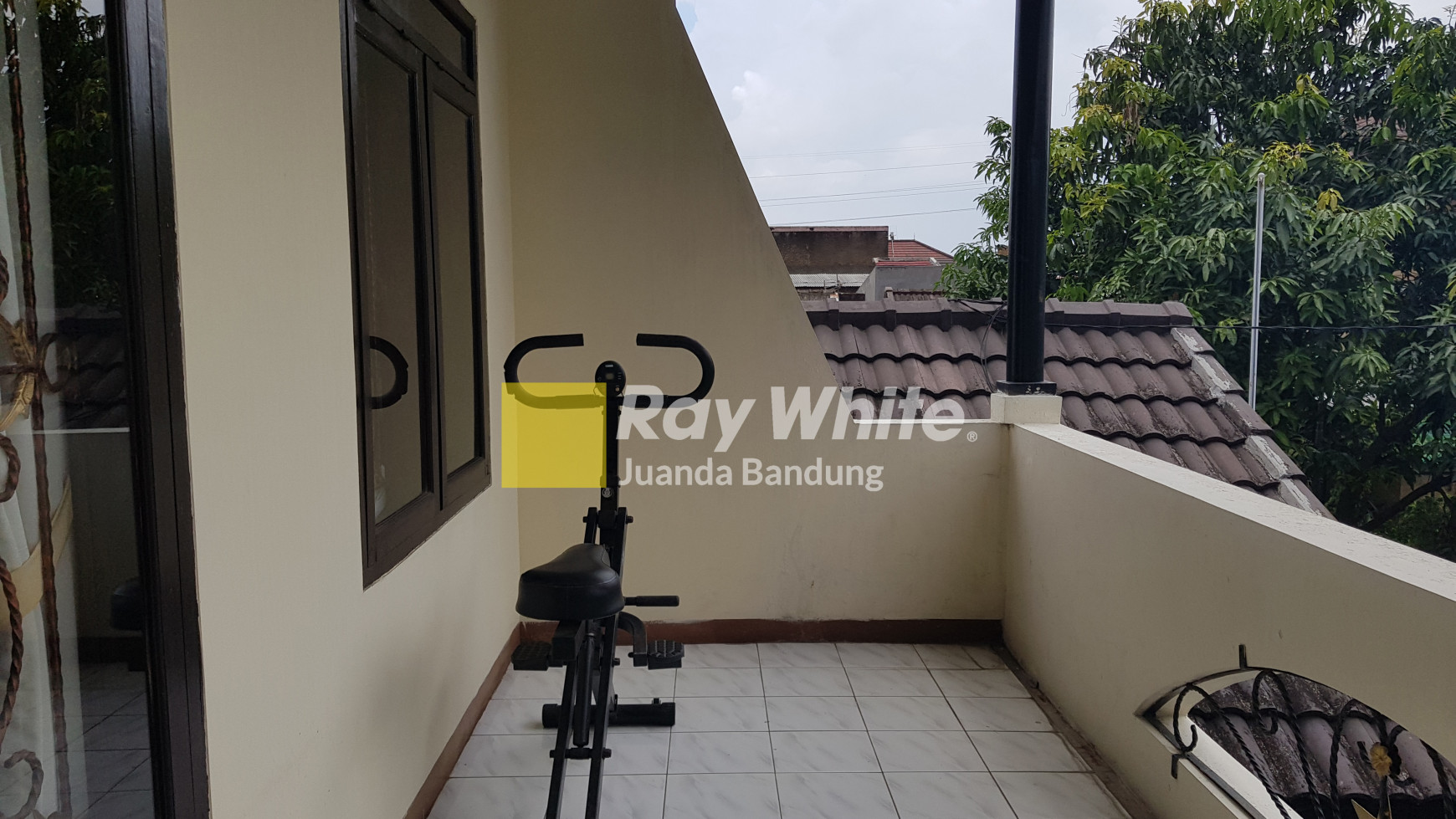 Rumah Hoek 2 Lantai dengan 5 Kamar di Arcamanik Bandung