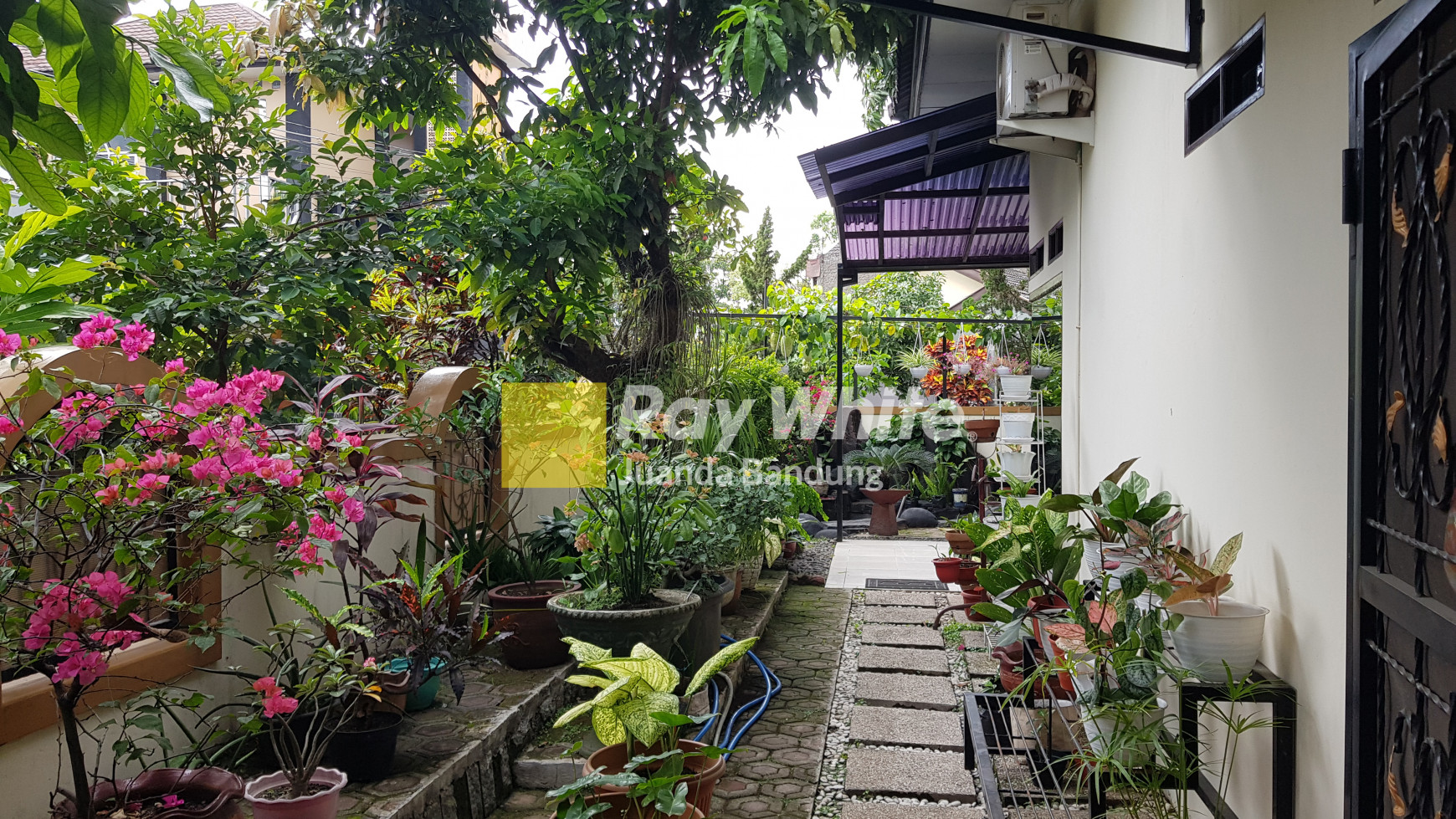 Rumah Hoek 2 Lantai dengan 5 Kamar di Arcamanik Bandung