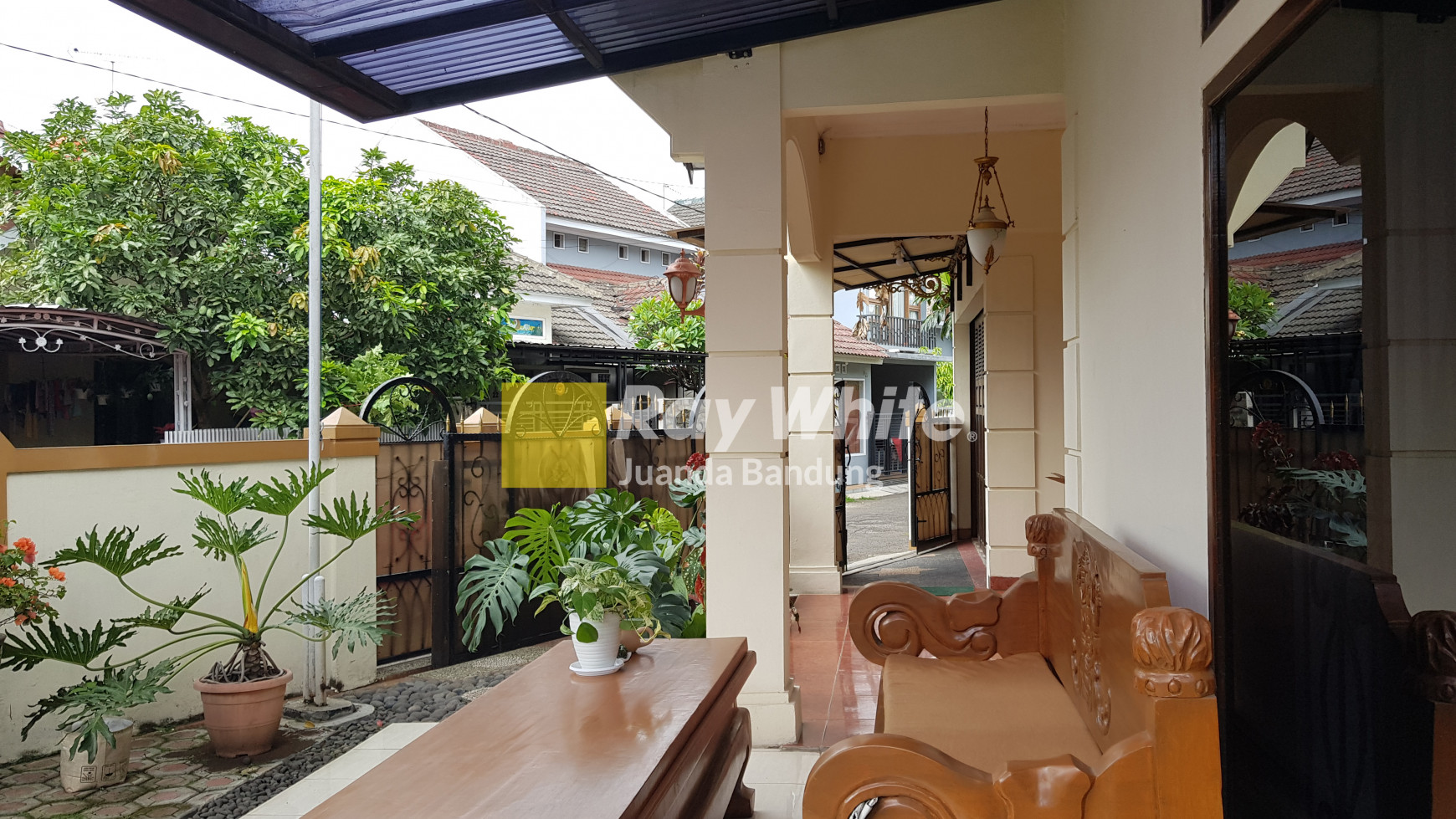 Rumah Hoek 2 Lantai dengan 5 Kamar di Arcamanik Bandung