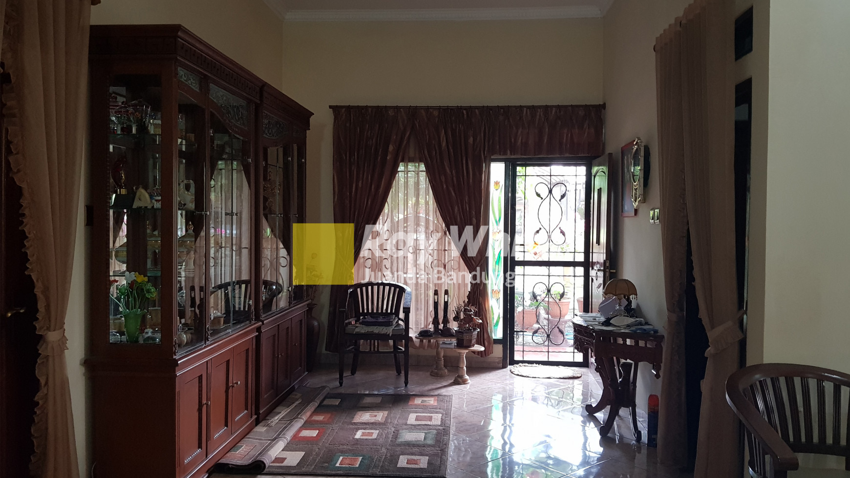 Rumah Hoek 2 Lantai dengan 5 Kamar di Arcamanik Bandung