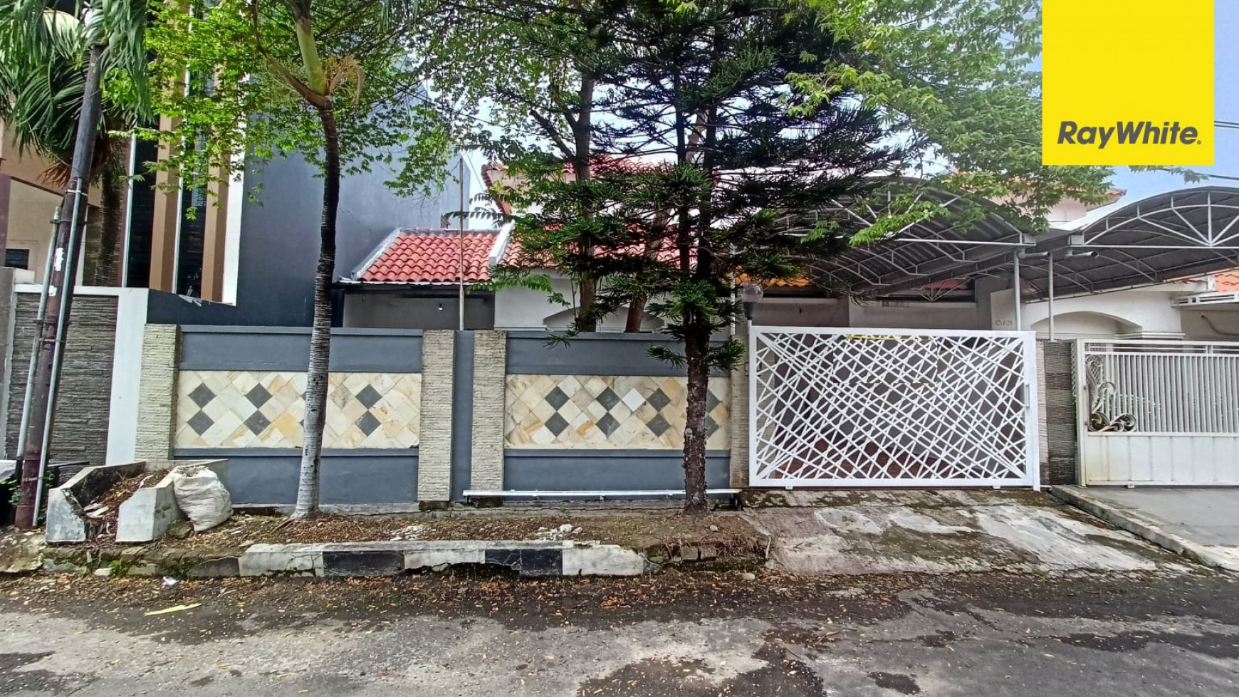 Rumah di Nginden Intan Barat, Surabaya