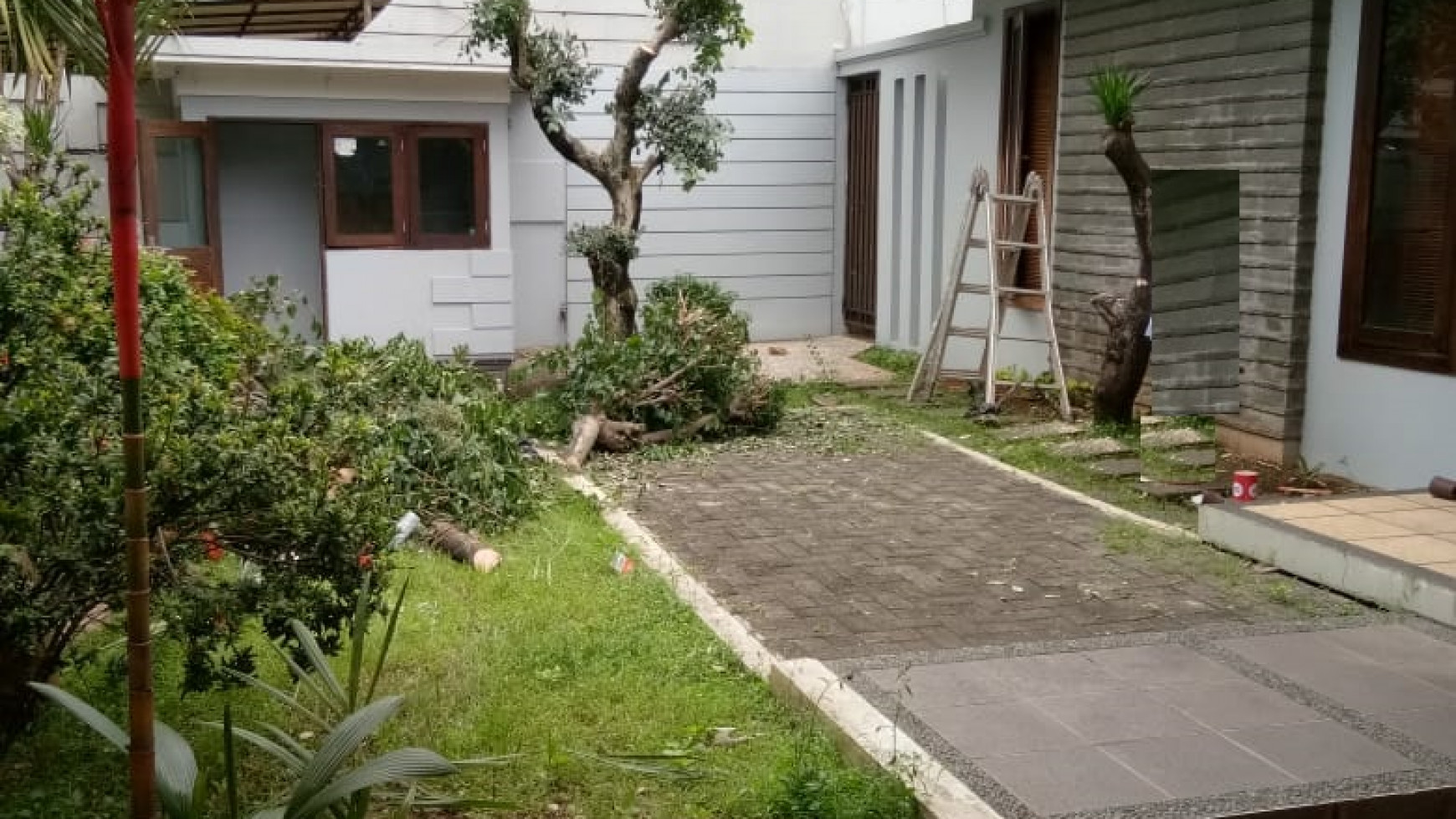 Rumah Bagus, dengan halaman depan yang Asri dan luasdi Kebayoran Baru