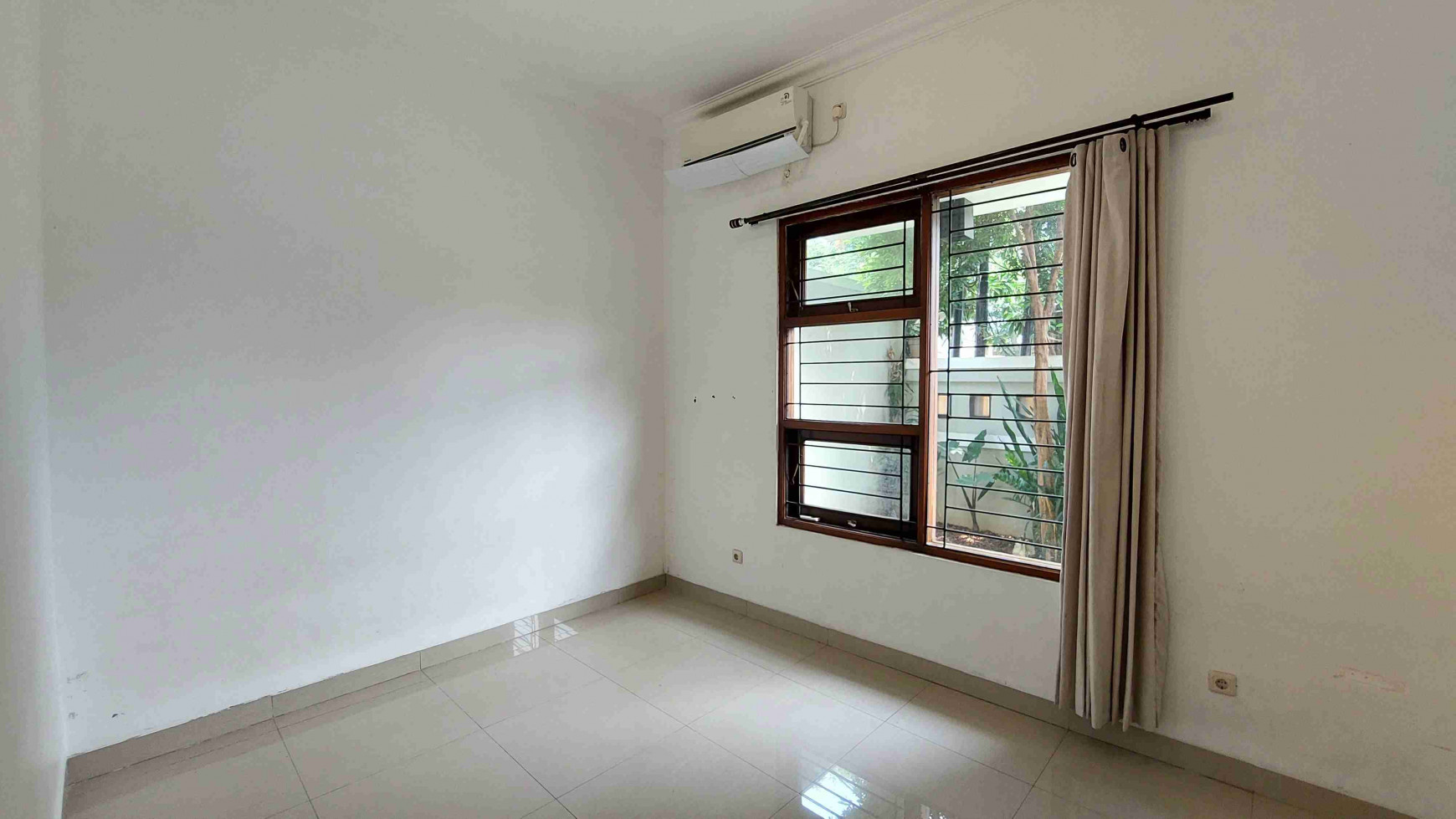 DISEWAKAN RUMAH DI CILANDAK, RUMAH 1 LANTAI, DEKAT MRT CIPETE, 2 BEDROOMS