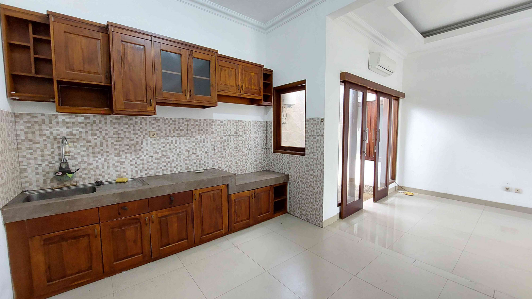 DISEWAKAN RUMAH DI CILANDAK, RUMAH 1 LANTAI, DEKAT MRT CIPETE, 2 BEDROOMS