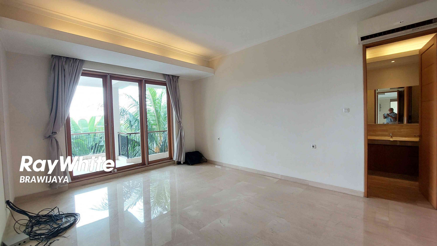 DISEWAKAN RUMAH DI JALAN KEMANG BARAT, JAKSEL, SIAP HUNI, PRIVATE POOL, SEMI FURNISHED, 5 BEDROOMS