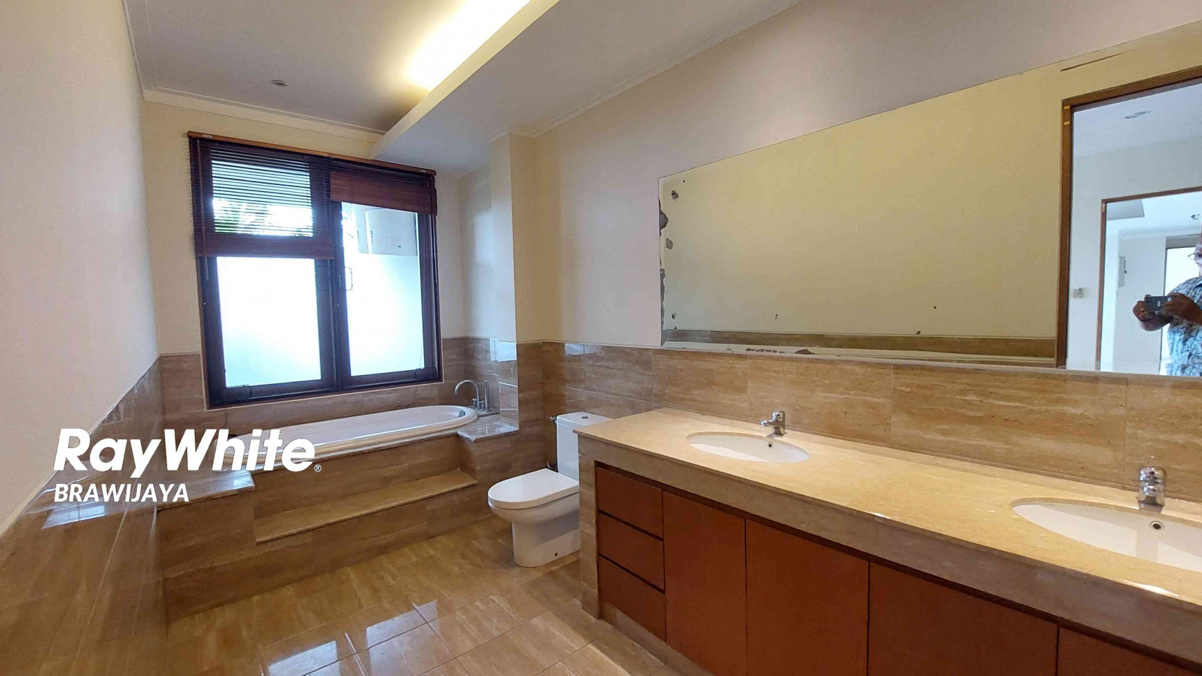 DISEWAKAN RUMAH DI JALAN KEMANG BARAT, JAKSEL, SIAP HUNI, PRIVATE POOL, SEMI FURNISHED, 5 BEDROOMS