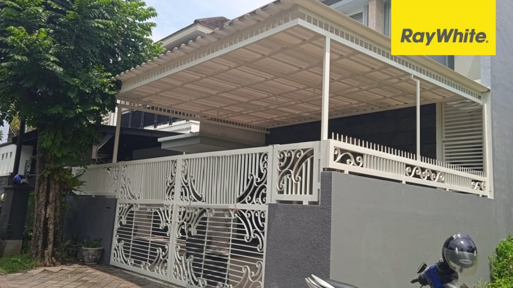 Rumah Full Furnish di Graha Family, Surabaya