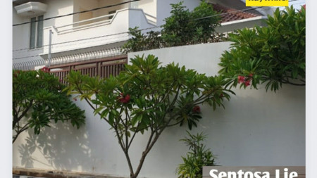 Dijual Rumah Darmo Indah Timur Surabaya - Lokasi Strategis Depan Lapangan - Parkiran LUAS