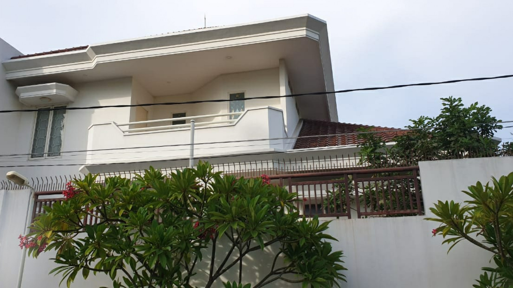 Dijual Rumah Darmo Indah Timur Surabaya - Lokasi Strategis Depan Lapangan - Parkiran LUAS