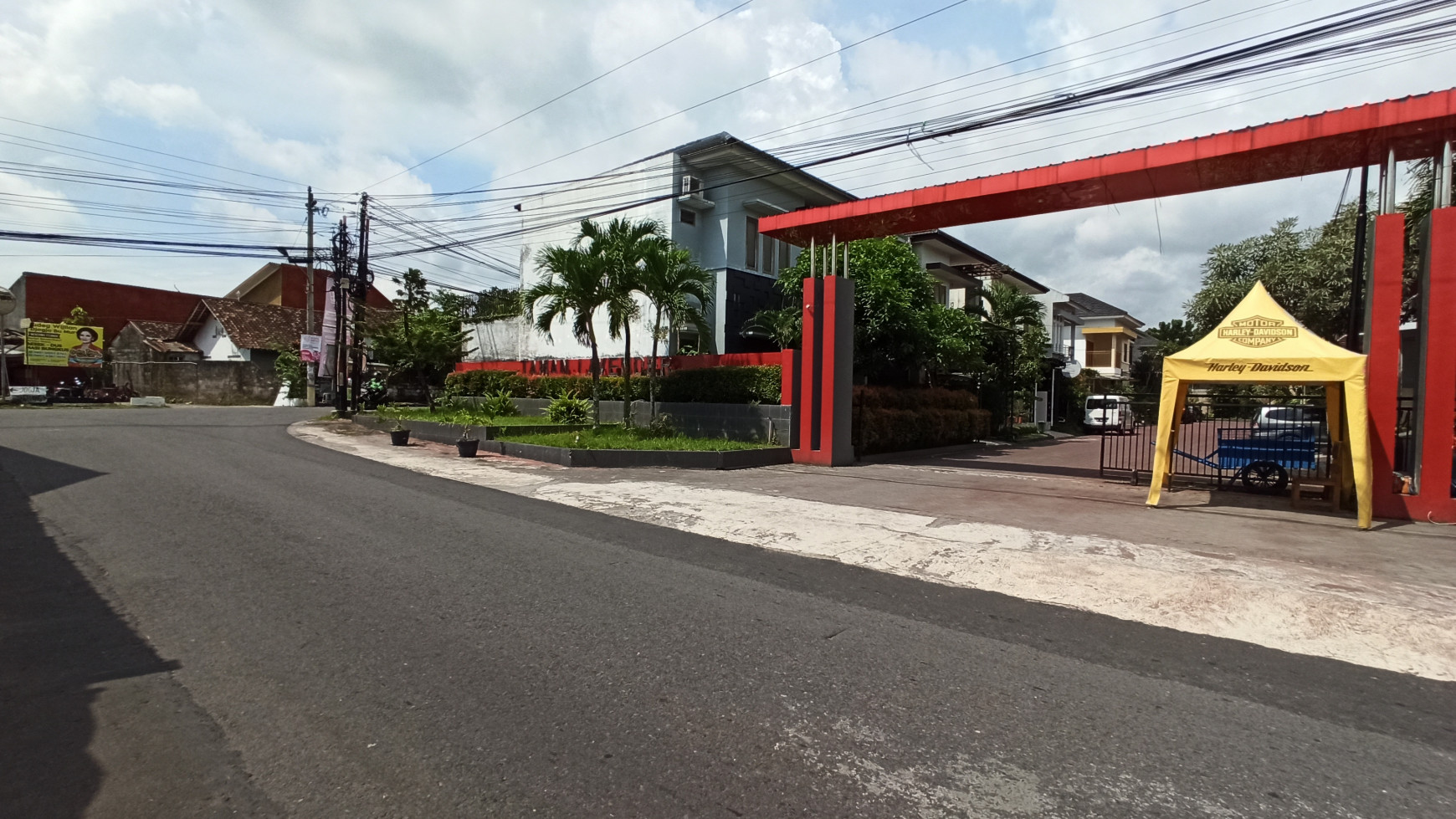 RUMAH MEWAH DENGAN DESAIN MINIMALIS, DI DALAM PERUMAHAN TAMAN LAVENDER, SLEMAN