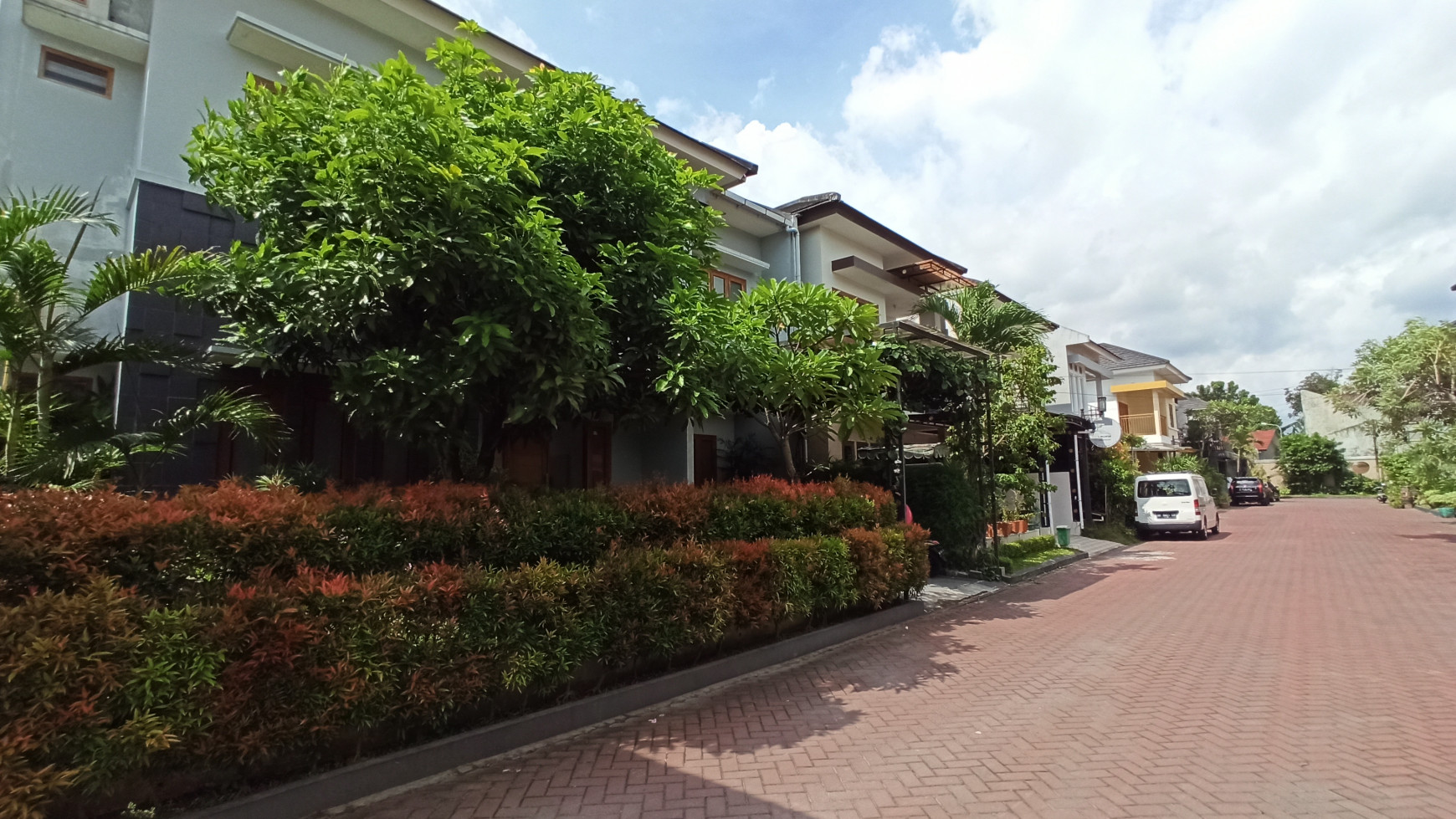 RUMAH MEWAH DENGAN DESAIN MINIMALIS, DI DALAM PERUMAHAN TAMAN LAVENDER, SLEMAN