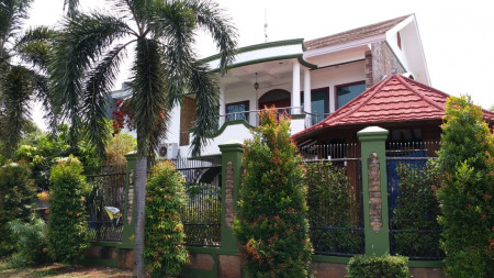 Dijual Rumah Besar dan Mewah Nan Tenang dan Asri