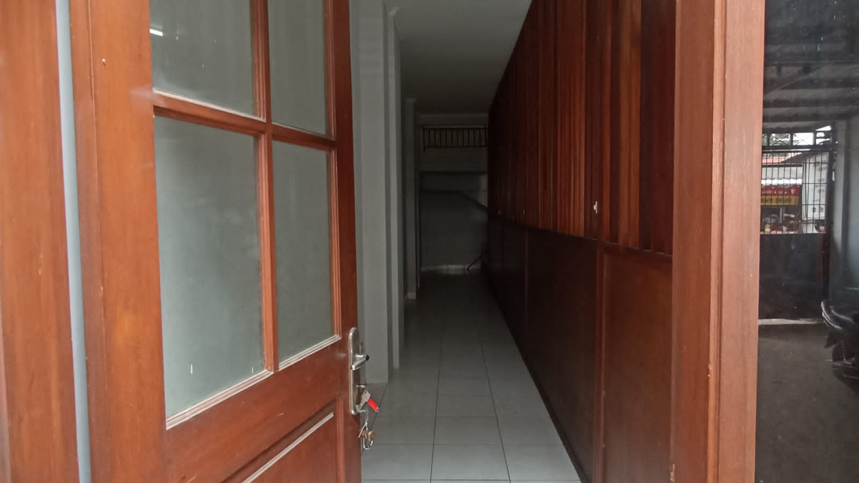 Ruko 3 lantai, bagus, lokasi pingir jalan raya di Bintaro.