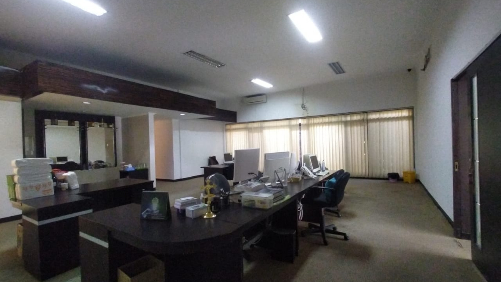 Disewakan Bangunan Komersial Siap Pakai Ex Kantor di Jalan Sulawesi, Surabaya Pusat