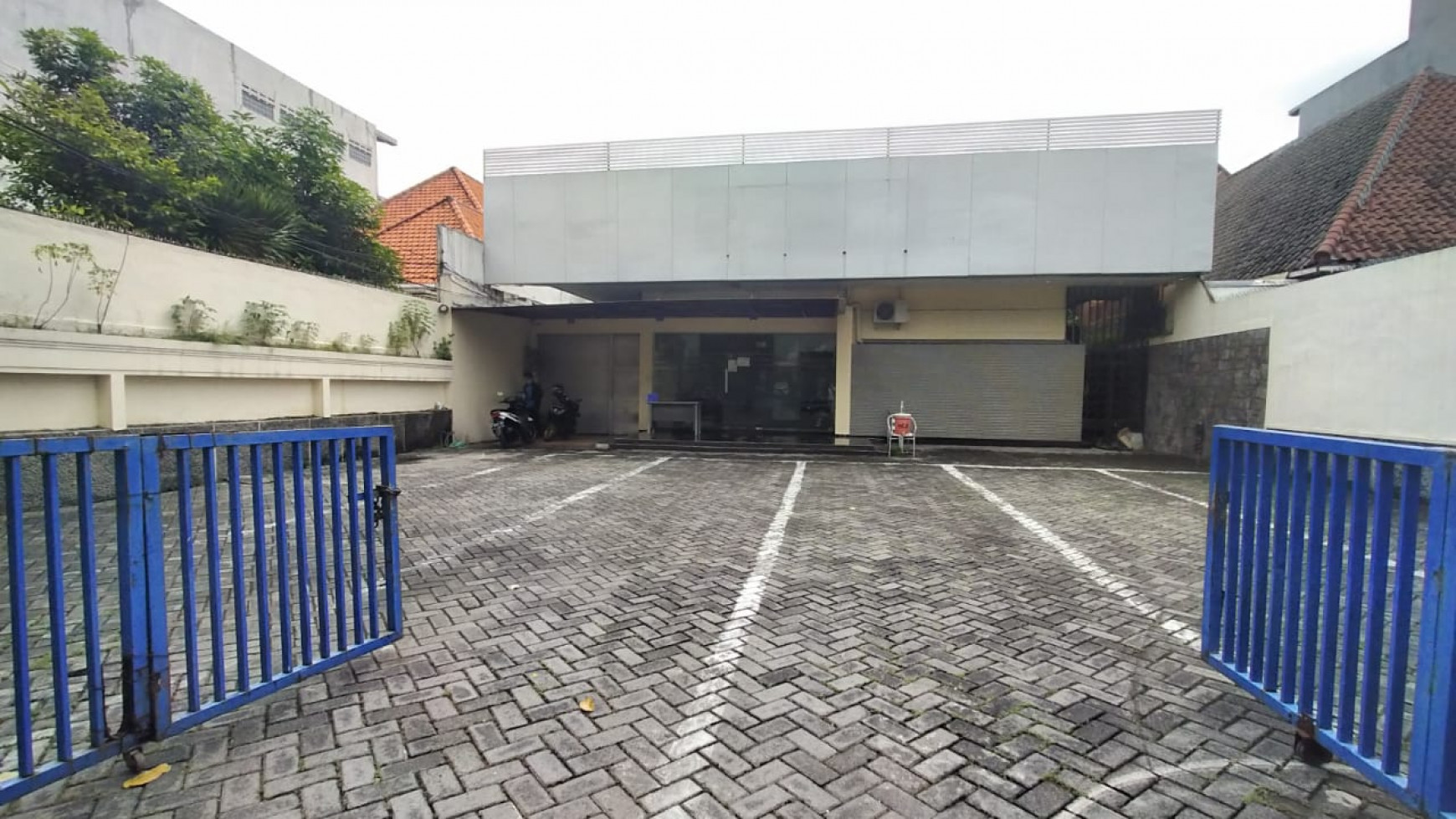 Disewakan Bangunan Komersial Siap Pakai Ex Kantor di Jalan Sulawesi, Surabaya Pusat