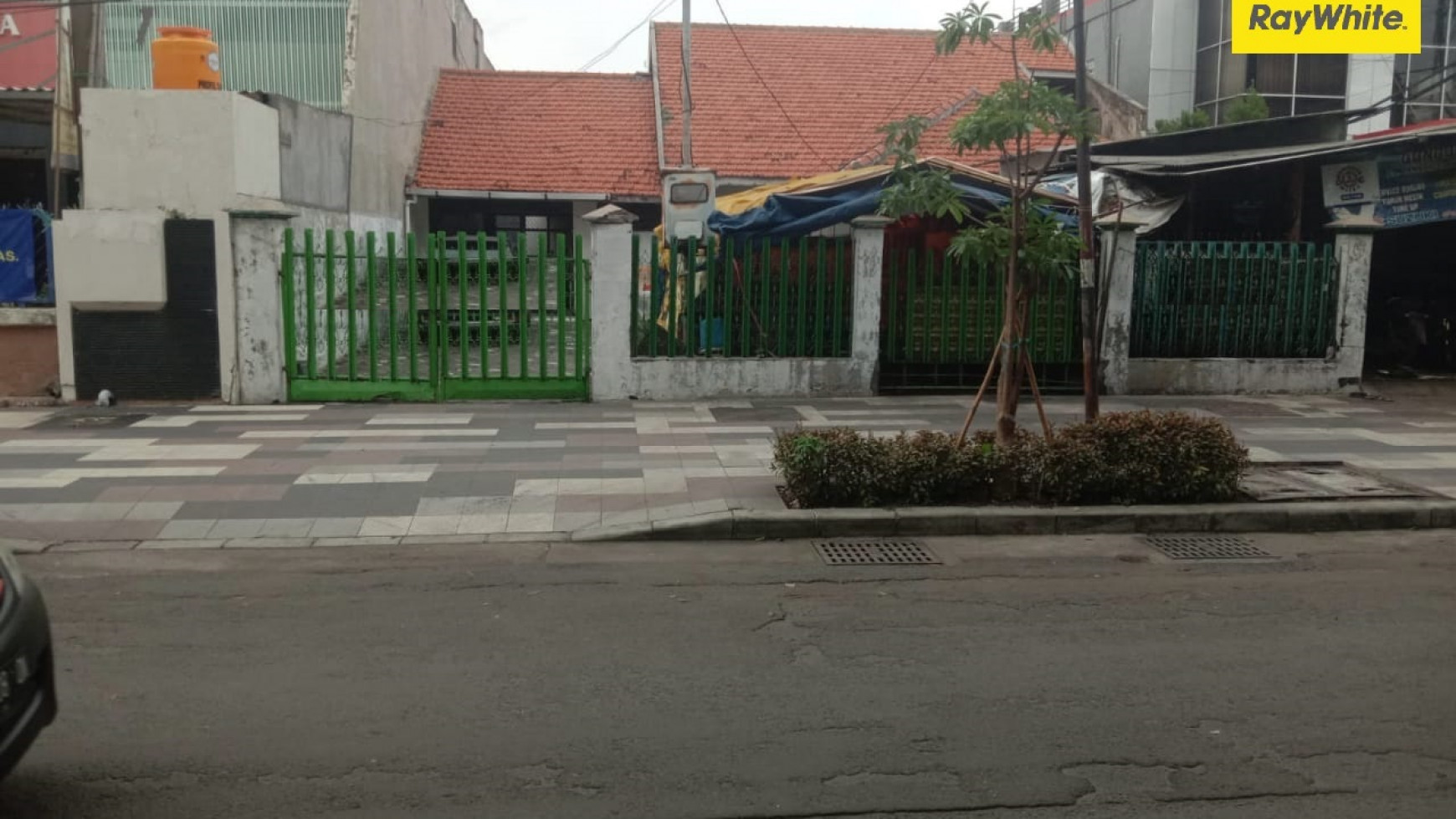 Rumah di Jalan Raya Tenggilis, Surabaya