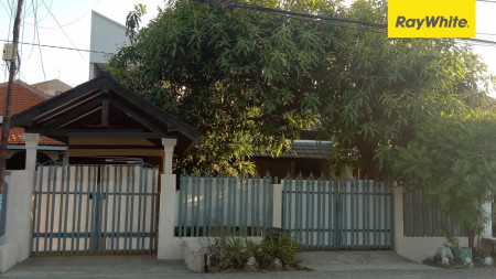 Rumah di Raya Ketintang Selatan, Surabaya