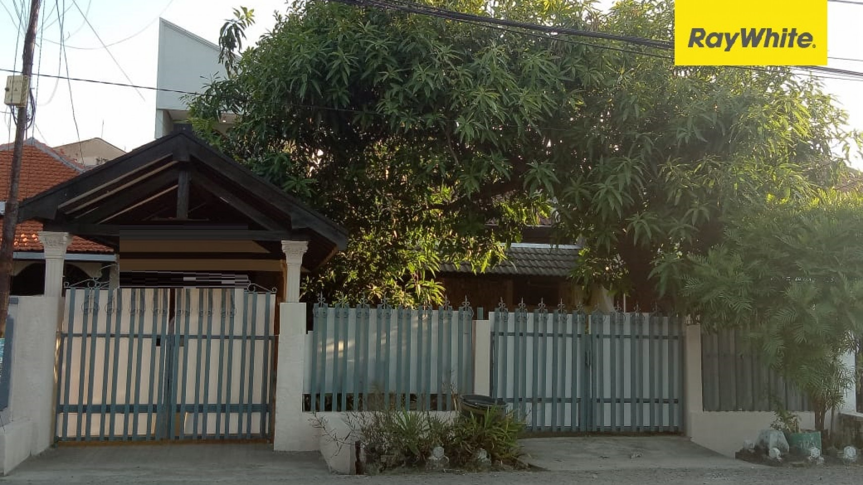 Rumah di Raya Ketintang Selatan, Surabaya