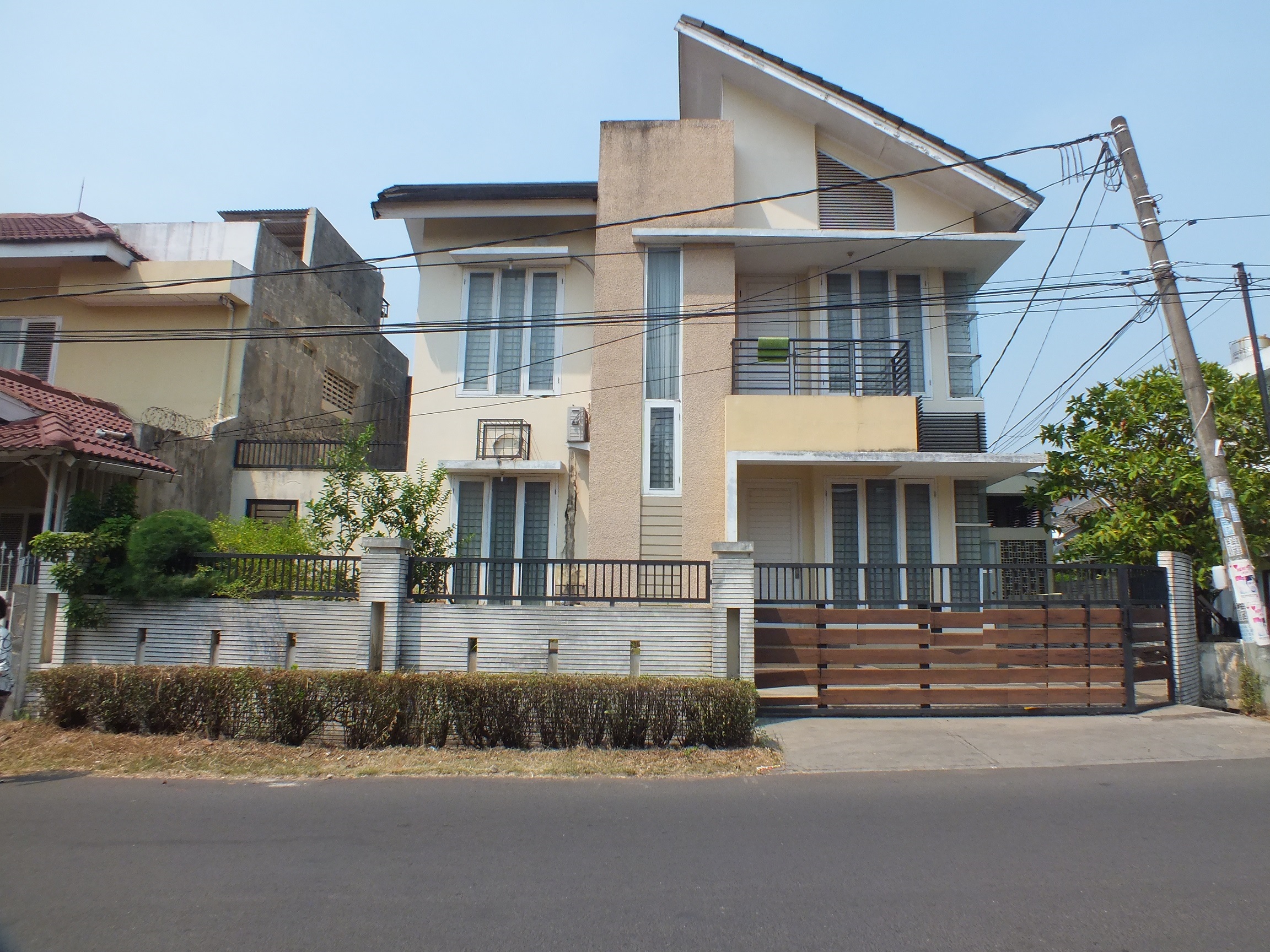 Rumah Pinggir Jalan raya, Hoek Di Sektor 2 Bintaro Jaya.