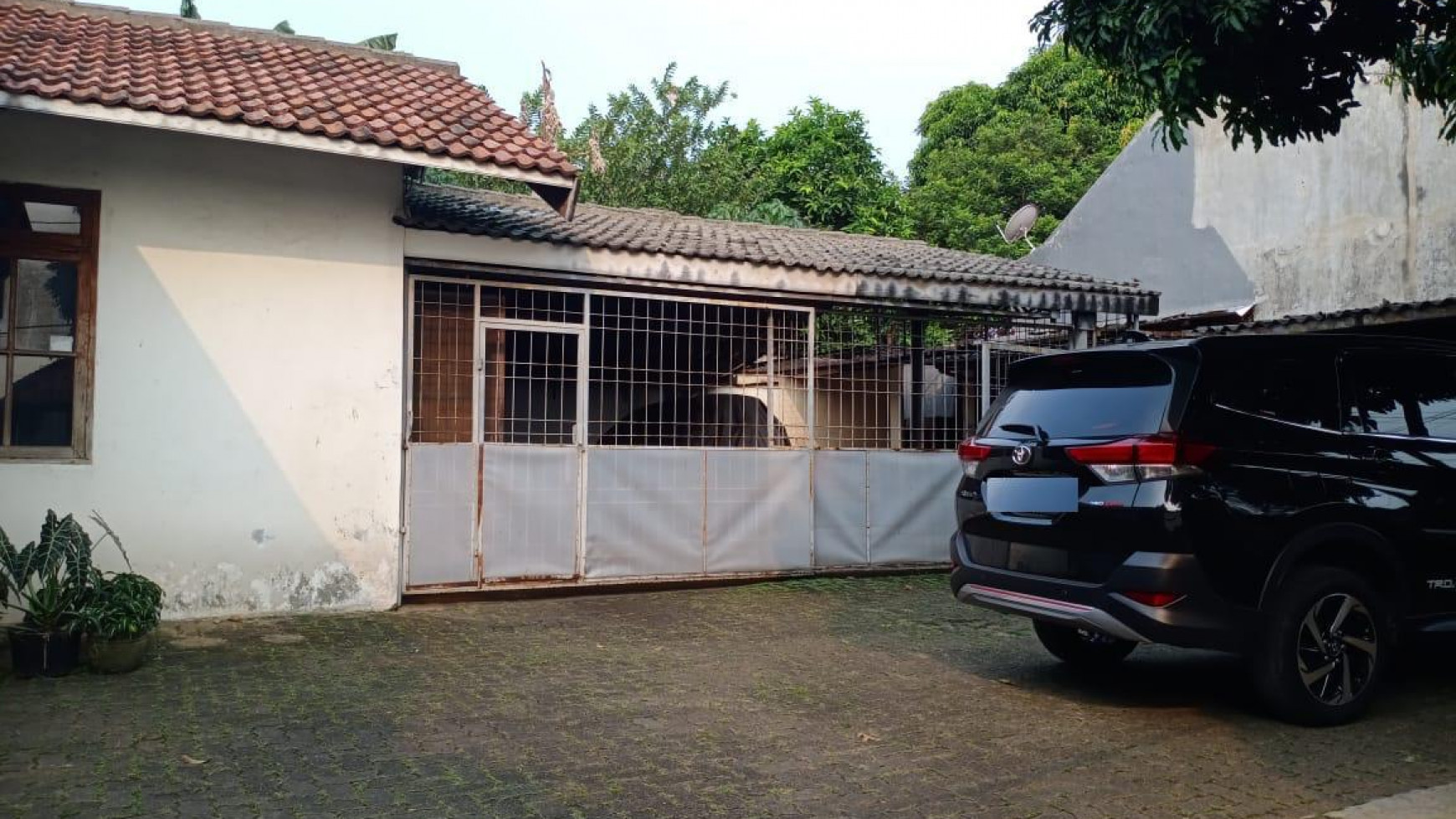 Rumah bagus,halaman luas,depan taman di Jl.Bintaro Permai Jaksel.