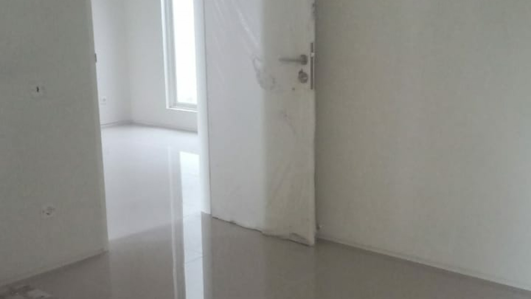 TURUN dari 1,5M ke 1,35 M ..terMURAH.. LT.105 m2 (7X15) ..K.Tidur 3 ..SEMI FURNISHED New Baru Gress...Siap Huni..Lho...