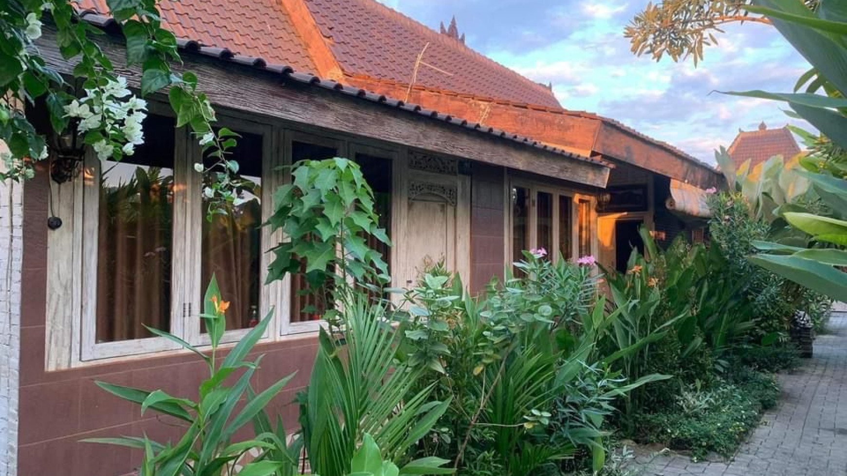 Freehold villa  with 1 beautiful joglo  and  3 unit bedrooms area quiet Tanah Lot 