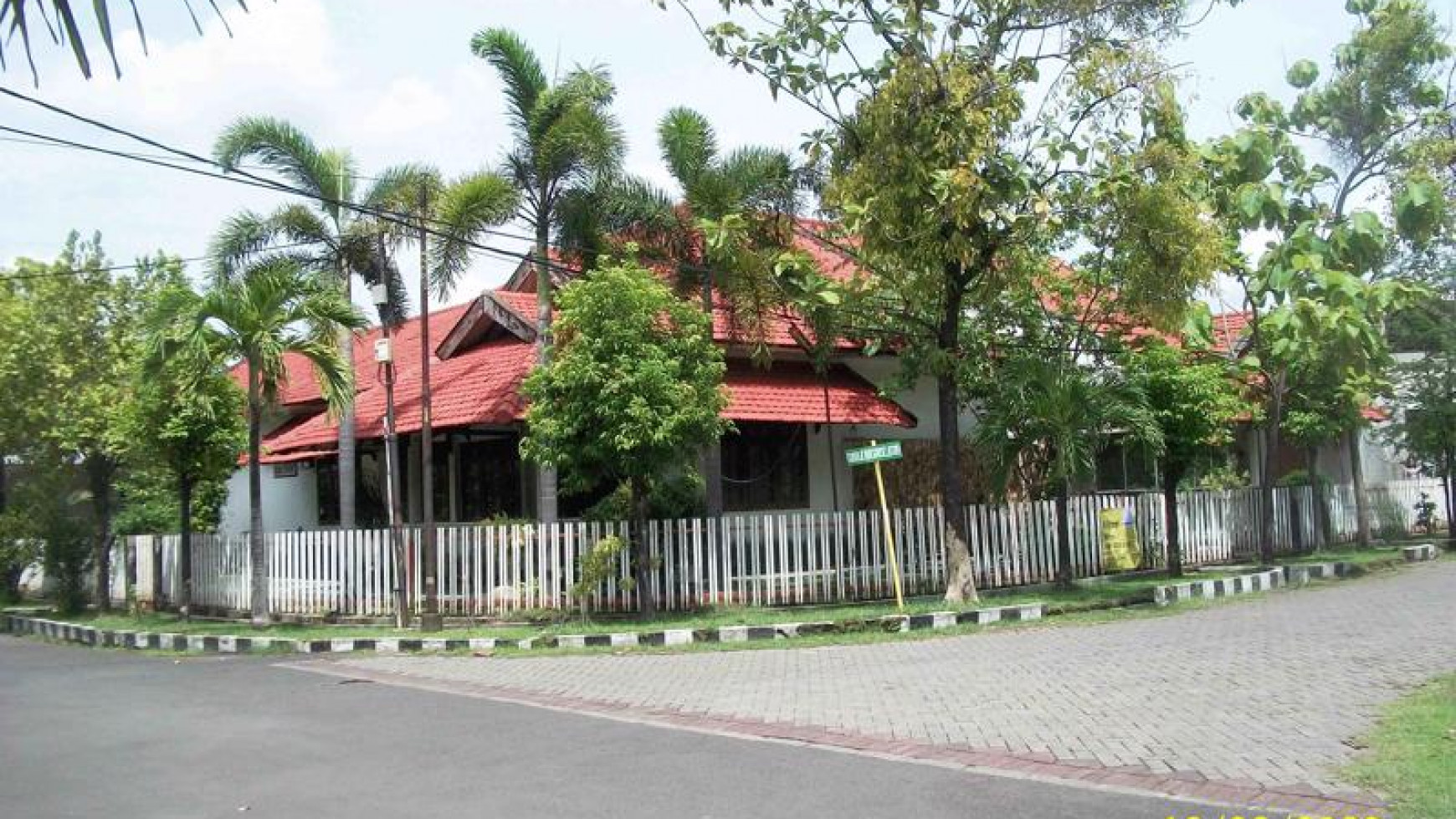 Rumah di Jemursari Selatan, Bagus + Terawat, Hoek/Pojokan, Row Jalan depan Lebar + Paving, Siap Huni, Bisa untuk Rumah Tinggal/Kantor