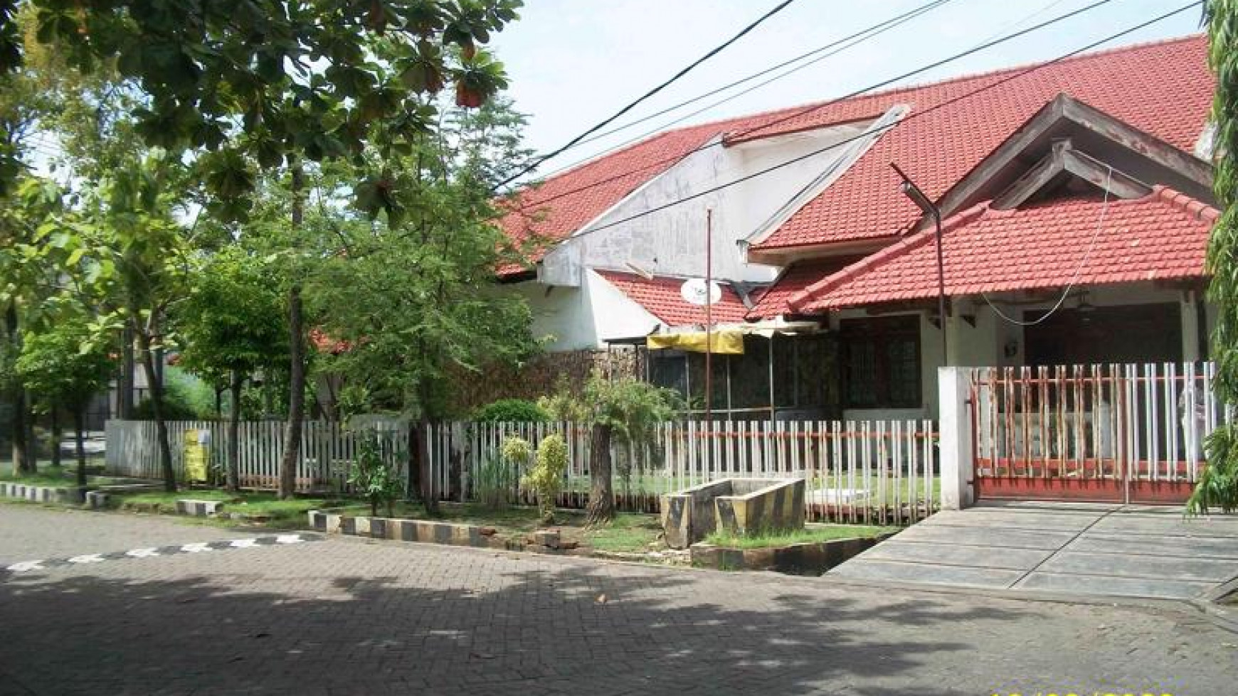 Rumah di Jemursari Selatan, Bagus + Terawat, Hoek/Pojokan, Row Jalan depan Lebar + Paving, Siap Huni, Bisa untuk Rumah Tinggal/Kantor