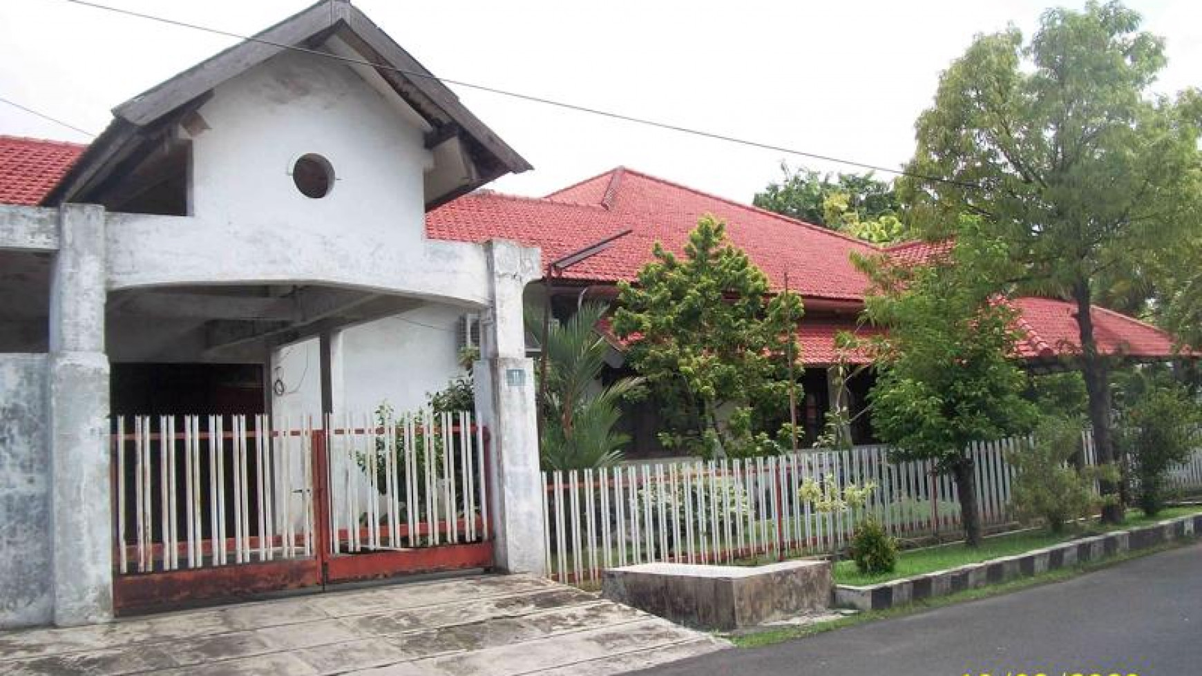 Rumah di Jemursari Selatan, Bagus + Terawat, Hoek/Pojokan, Row Jalan depan Lebar + Paving, Siap Huni, Bisa untuk Rumah Tinggal/Kantor