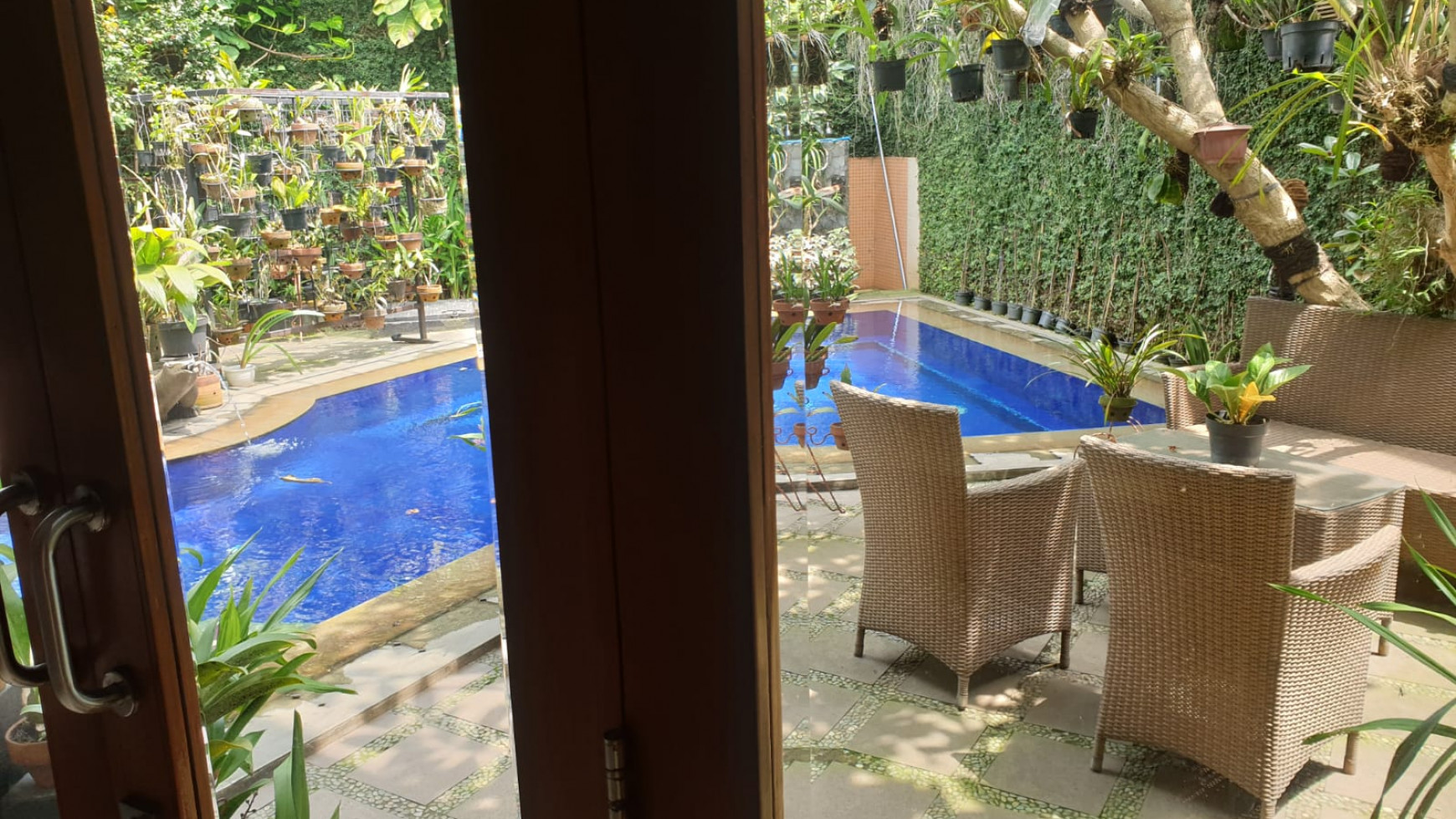 Rumah minimalist dengan pool siap huni di villa cinere mas 