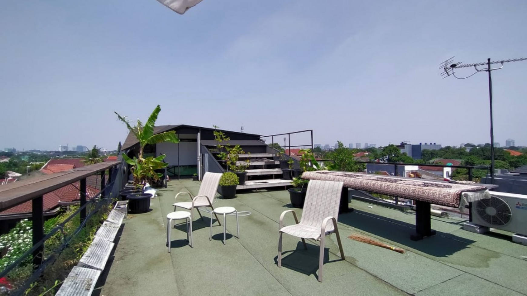 Rumah keren bergaya industrialist dengan rooftop specakular di cipete 