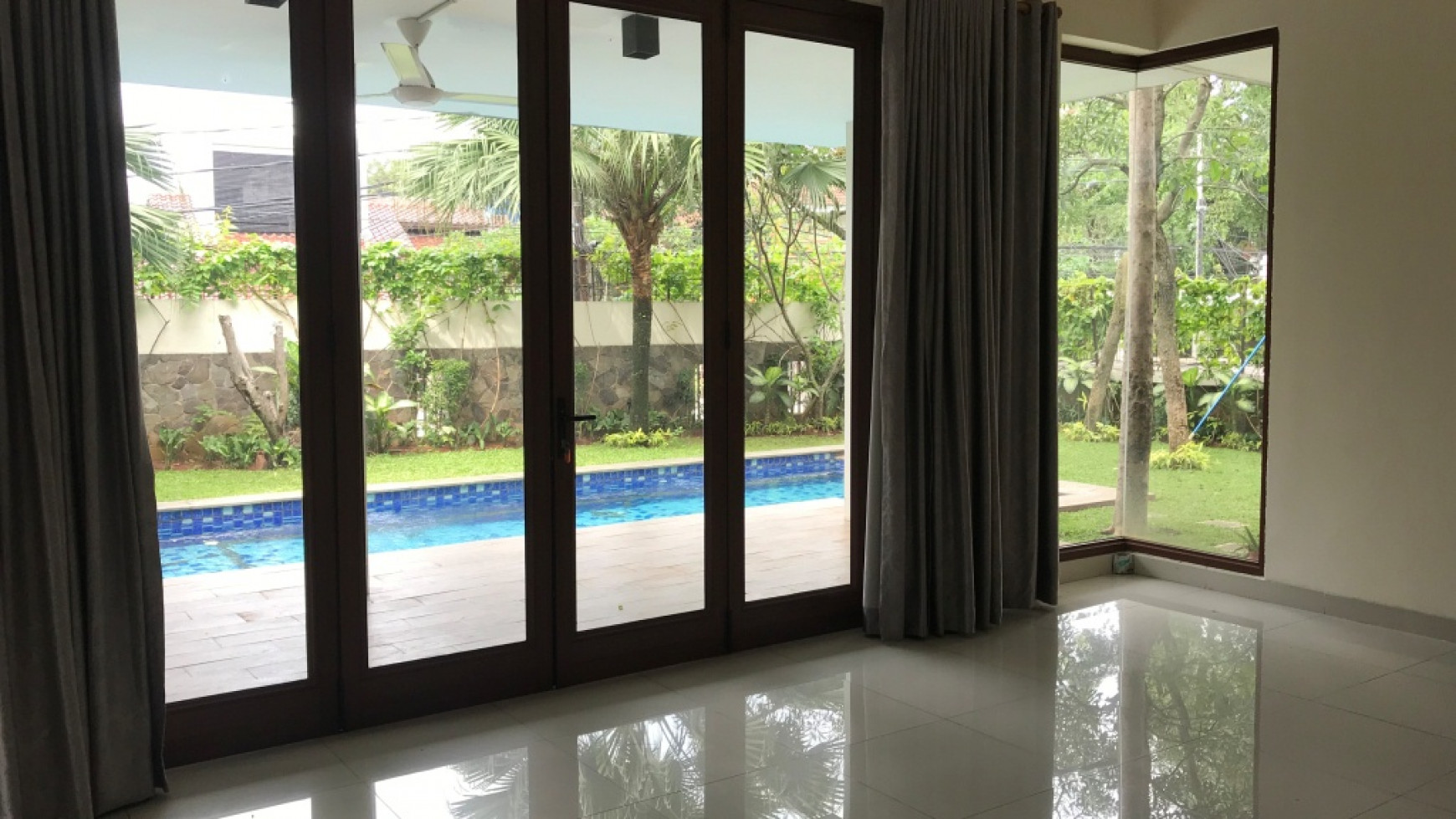 Beautiful Townhouse For Rent at Ampera