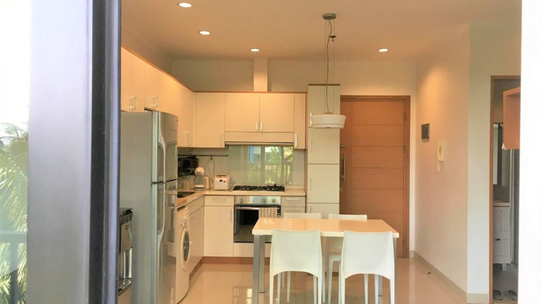 DISEWAKAN TAHUNAN APARTEMEN MEWAH 2 BR FULL FURNISHED HAMPTON PARK DEKAT JIS JAKARTA SELATAN