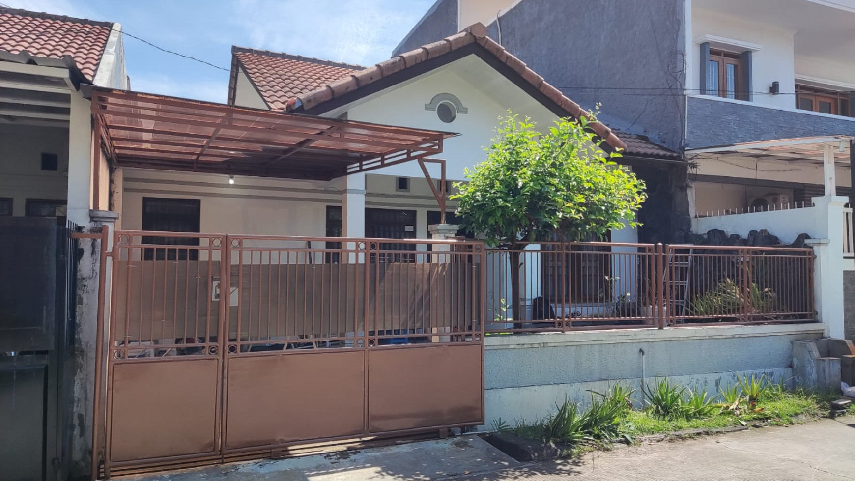 HOT DEAL! LOKASI FAVORITE! Rumah Nyaman dan Cantik 1 Lantai di Kompleks Taman Kopo Indah III, Bandung!