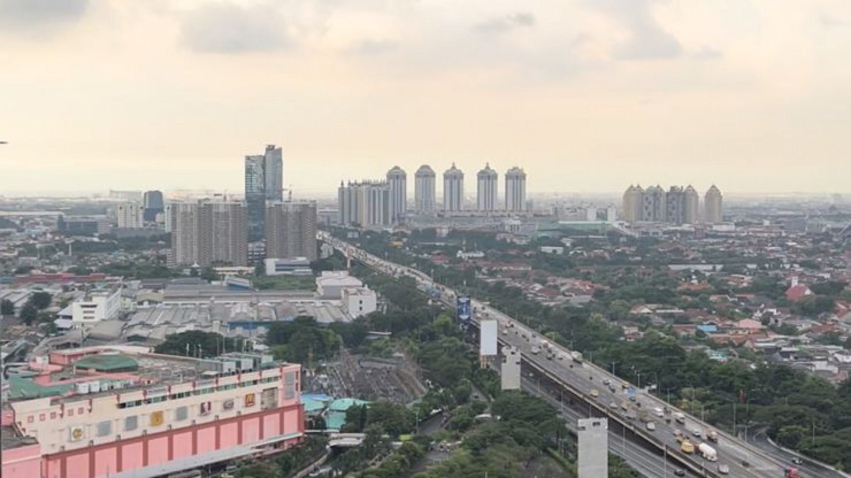 Lokasi strategis terletak di jalan raya