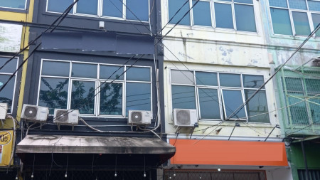 Ruko Gandeng 3 1/2 lantai siap huni, lokasi strategis pingir Jalan Raya