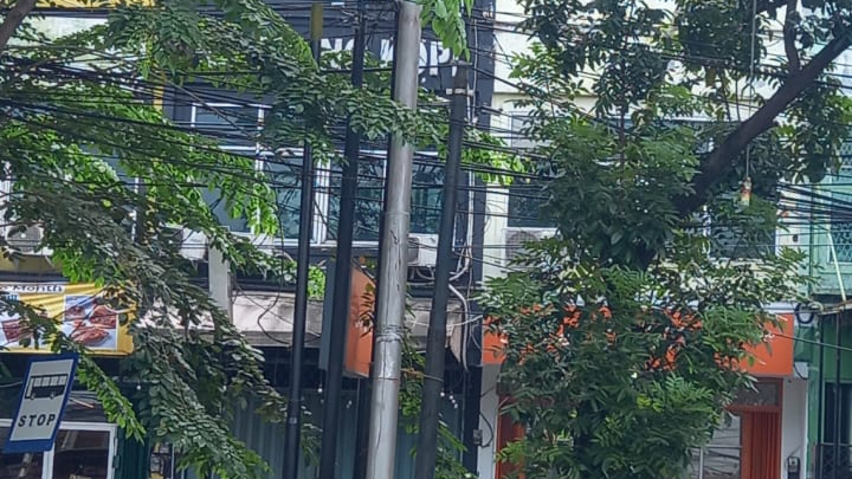 Ruko Gandeng 3 1/2 lantai siap huni, lokasi strategis pingir Jalan Raya