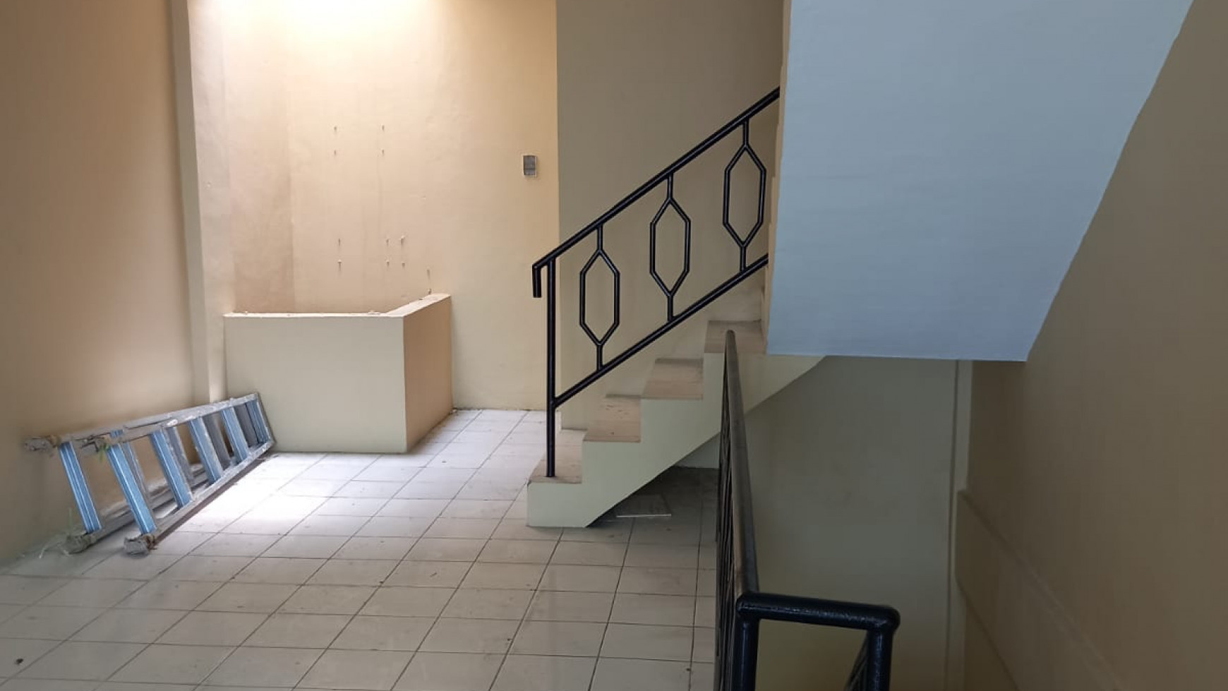 Ruko Gandeng 3 1/2 lantai siap huni, lokasi strategis pingir Jalan Raya