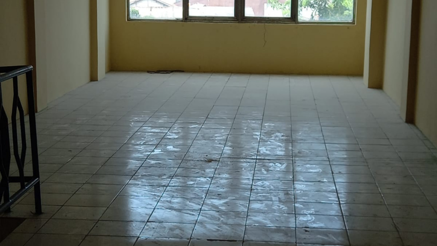 Ruko Gandeng 3 1/2 lantai siap huni, lokasi strategis pingir Jalan Raya