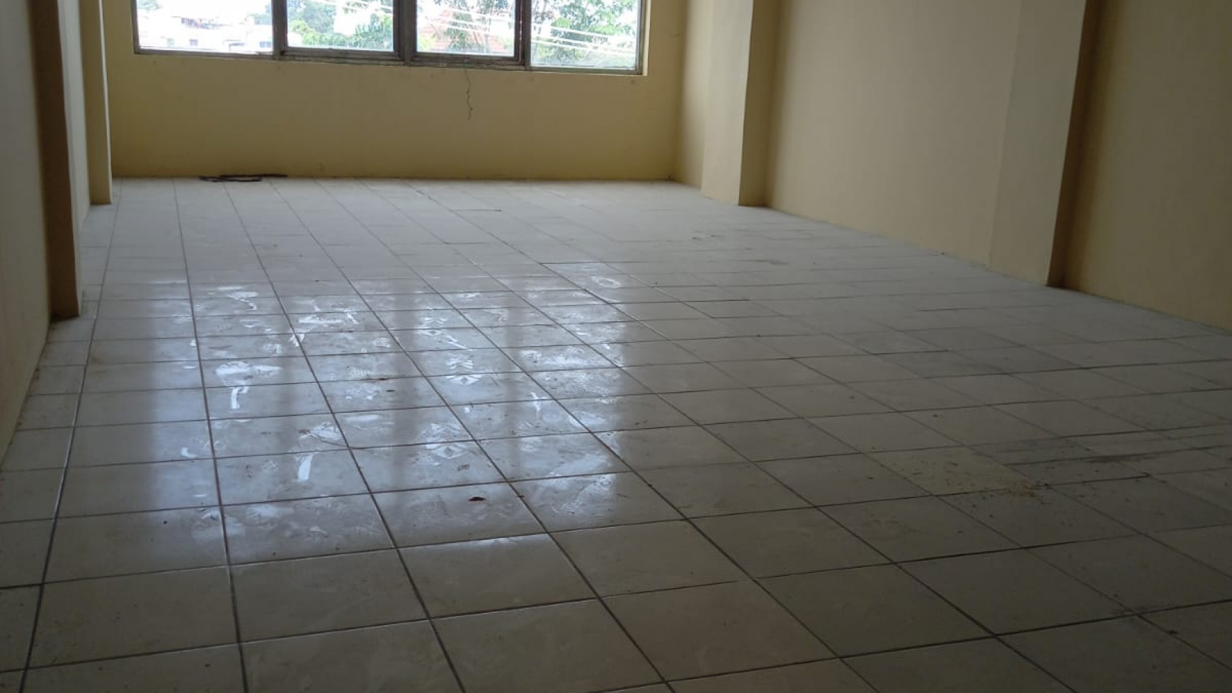 Ruko Gandeng 3 1/2 lantai siap huni, lokasi strategis pingir Jalan Raya