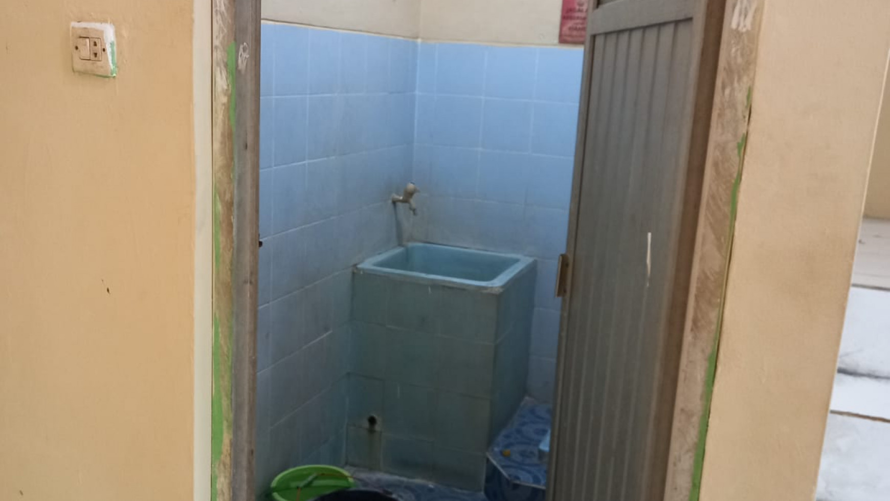 Ruko Gandeng 3 1/2 lantai siap huni, lokasi strategis pingir Jalan Raya