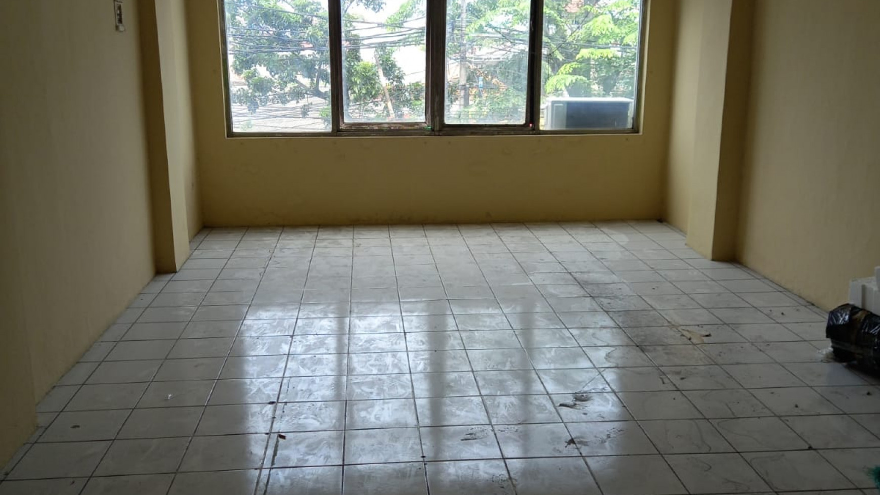 Ruko Gandeng 3 1/2 lantai siap huni, lokasi strategis pingir Jalan Raya