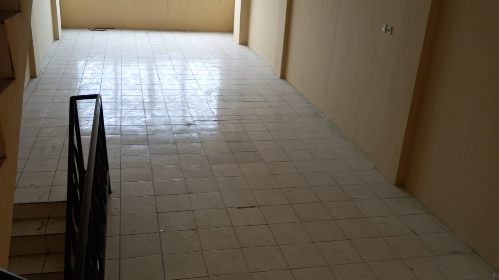 Ruko Gandeng 3 1/2 lantai siap huni, lokasi strategis pingir Jalan Raya